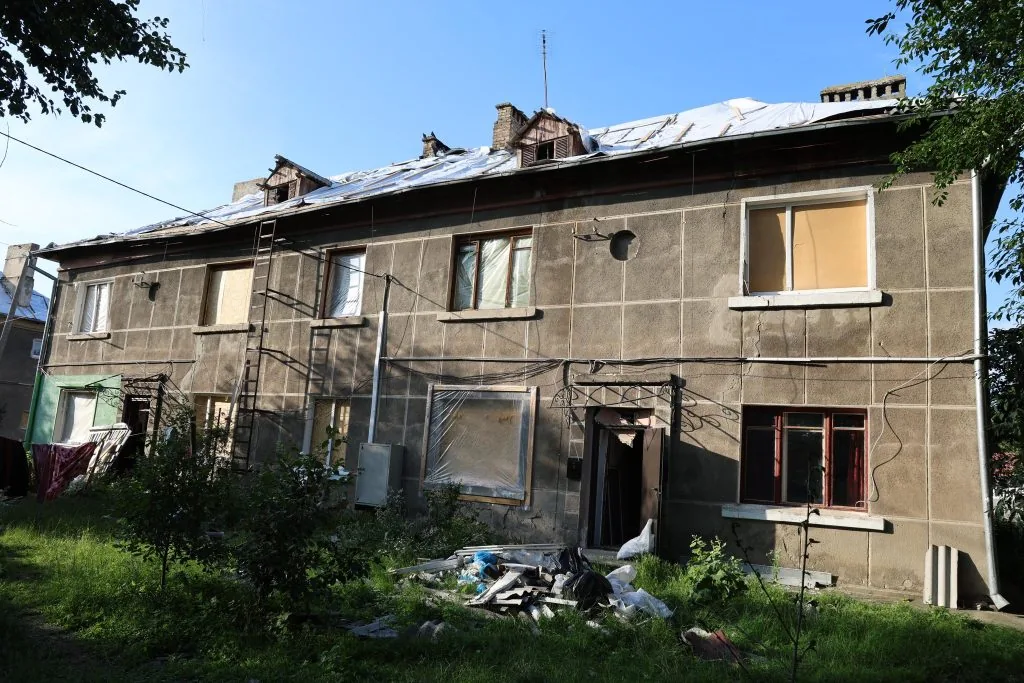 Тимчасові ремонтні роботи в будинках, які постраждали від російської атаки на Луцьк 12 липня 2025 року. Джерело: фейсбук-сторінка Ігоря Поліщука