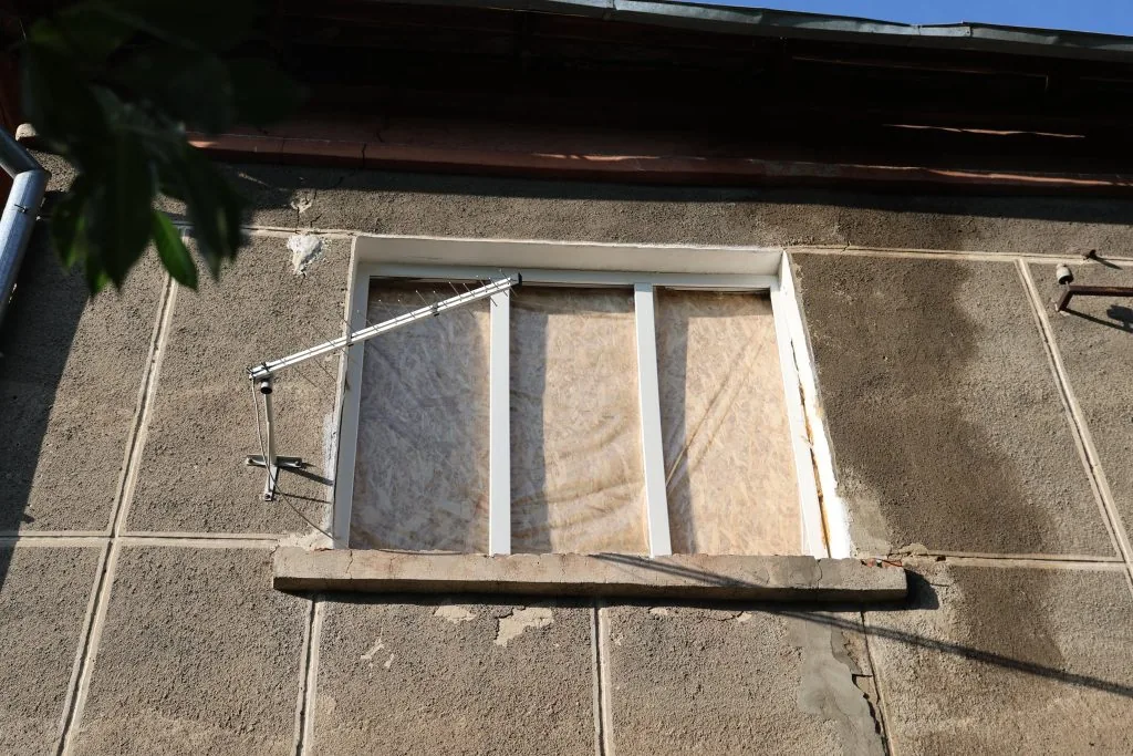 Тимчасові ремонтні роботи в будинках, які постраждали від російської атаки на Луцьк 12 липня 2025 року. Джерело: фейсбук-сторінка Ігоря Поліщука