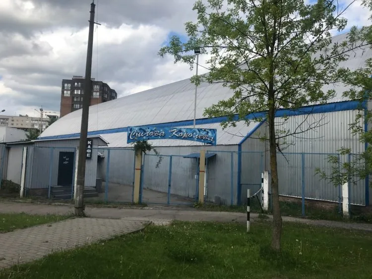 Льодову арену на Чорновола, 3 згідно з новим ДПТ замінять на 9-поверхівку.