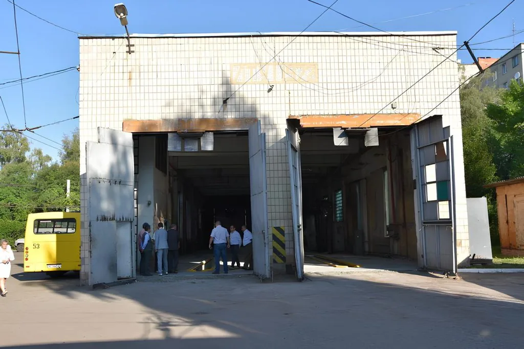 Будівля мийки на Луцькому підприємстві електротранспорту у 2016 р.