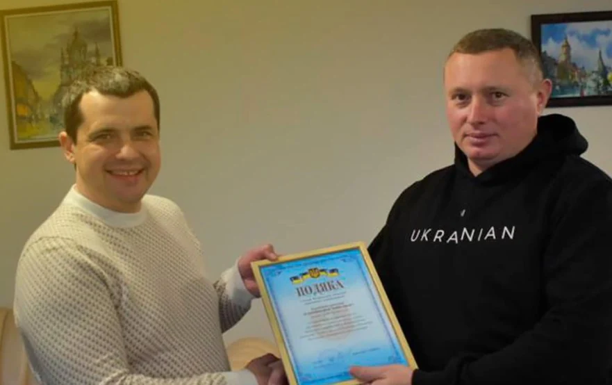 Колишній директор благодійного організації «Добра справа» Юрій Слива (ліворуч) отримує подяку від ексголови Волинської ОДА Юрія Погуляйка. Фото з Facebook-сторінки БФ «Добра справа», грудень 2022 року