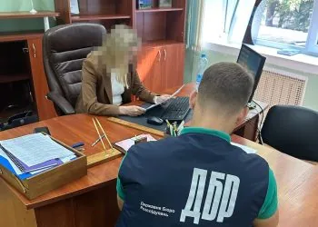 ДБР викрило Олену Ланевич у зловживанні владою - підписала наказ про оформлення гектара землі на Гнідавському болоті, у заказнику. Фото: dbr.gov.ua.
