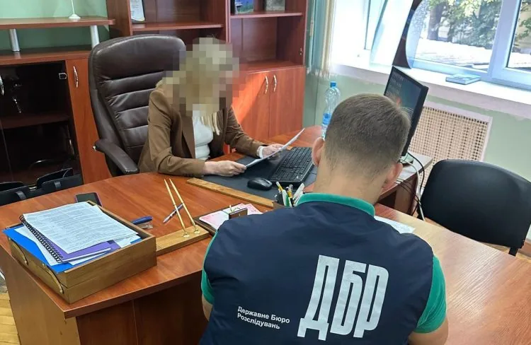 ДБР викрило Олену Ланевич у зловживанні владою - підписала наказ про оформлення гектара землі на Гнідавському болоті, у заказнику. Фото: dbr.gov.ua.