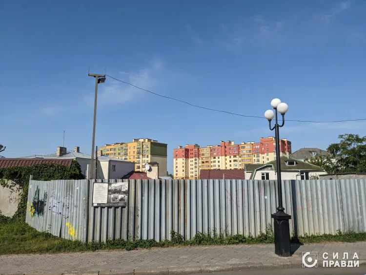 На паспорті майбутньої торгово-офісної будівлі на Заповітній, яку мають звести неподалік центру у Луцьку, є прізвище посадовця міськради Василя Ліщука.