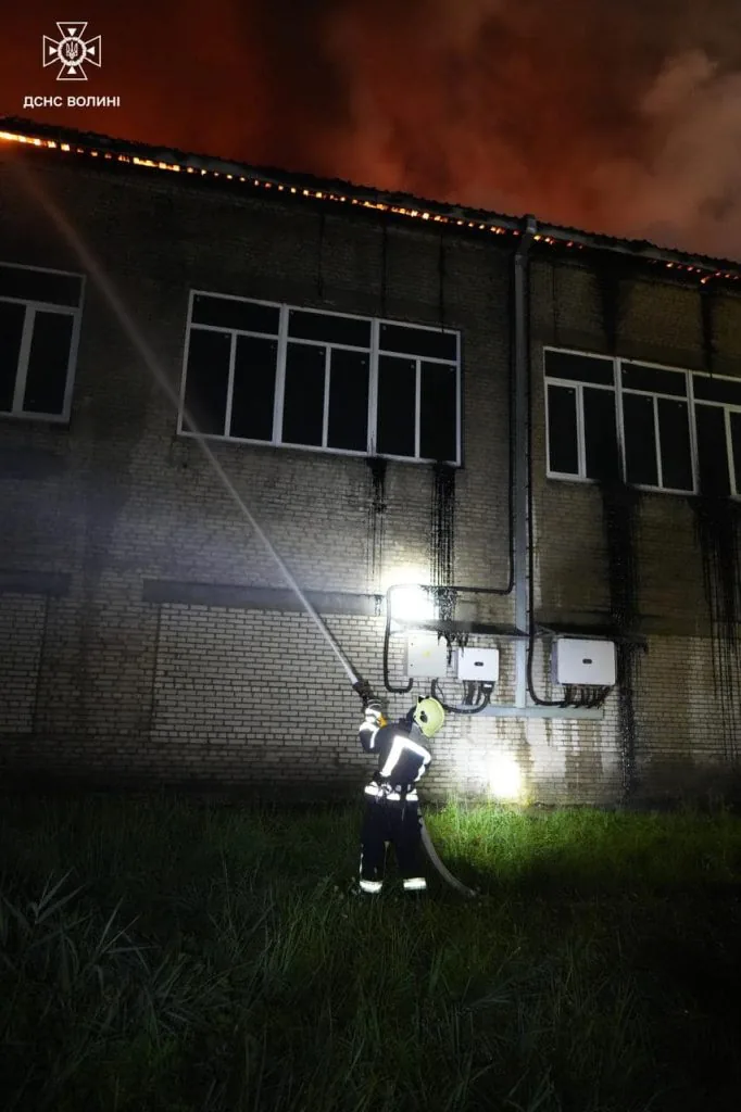 Рятувальники ДСНС Волині ліквідували пожежу, що виникла внаслідок ворожого обстрілу 10 вересня вночі.