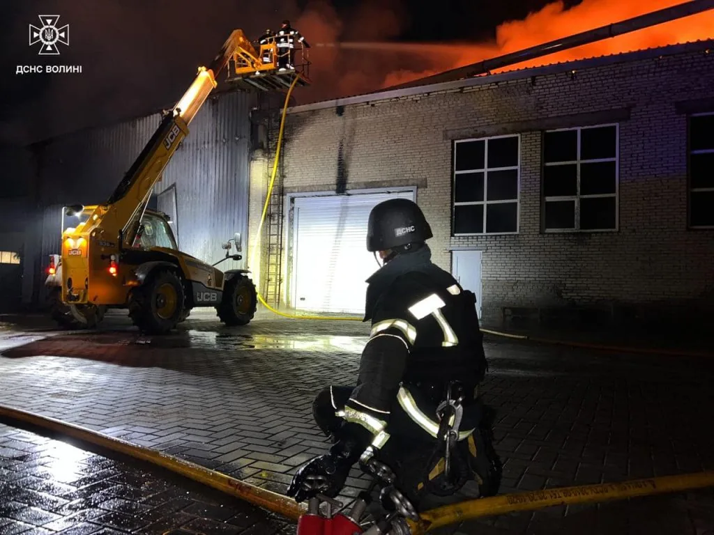 Рятувальники ДСНС Волині ліквідували пожежу, що виникла внаслідок ворожого обстрілу 10 вересня вночі.