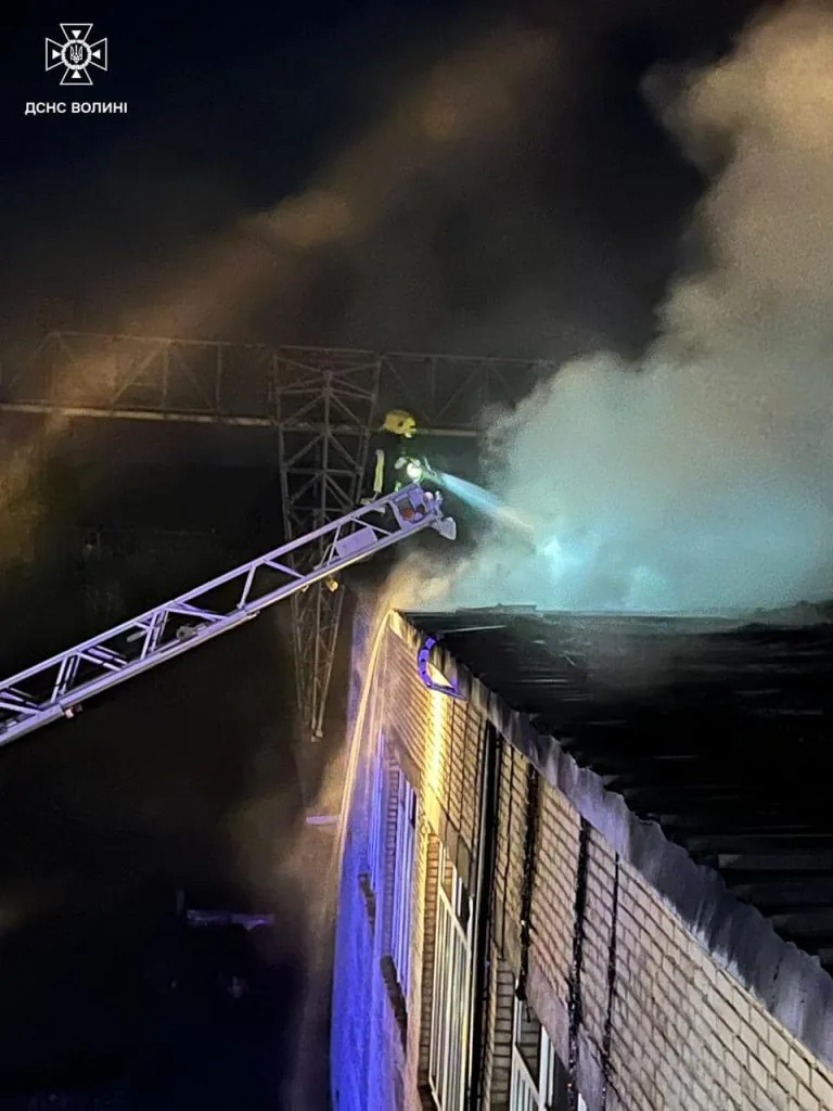 Рятувальники ДСНС Волині ліквідували пожежу, що виникла внаслідок ворожого обстрілу 10 вересня вночі.