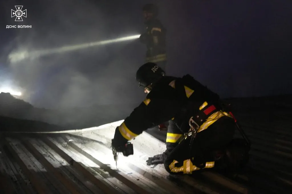 Рятувальники ДСНС Волині ліквідували пожежу, що виникла внаслідок ворожого обстрілу 10 вересня вночі.