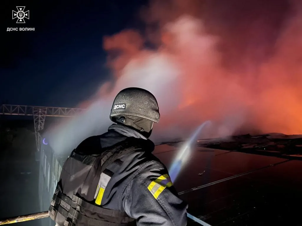 Рятувальники ДСНС Волині ліквідували пожежу, що виникла внаслідок ворожого обстрілу 10 вересня вночі.