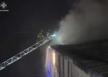 Рятувальники ДСНС Волині ліквідували пожежу, що виникла внаслідок ворожого обстрілу 10 вересня вночі.