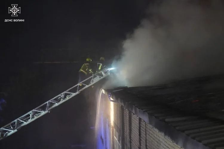 Рятувальники ДСНС Волині ліквідували пожежу, що виникла внаслідок ворожого обстрілу 10 вересня вночі.