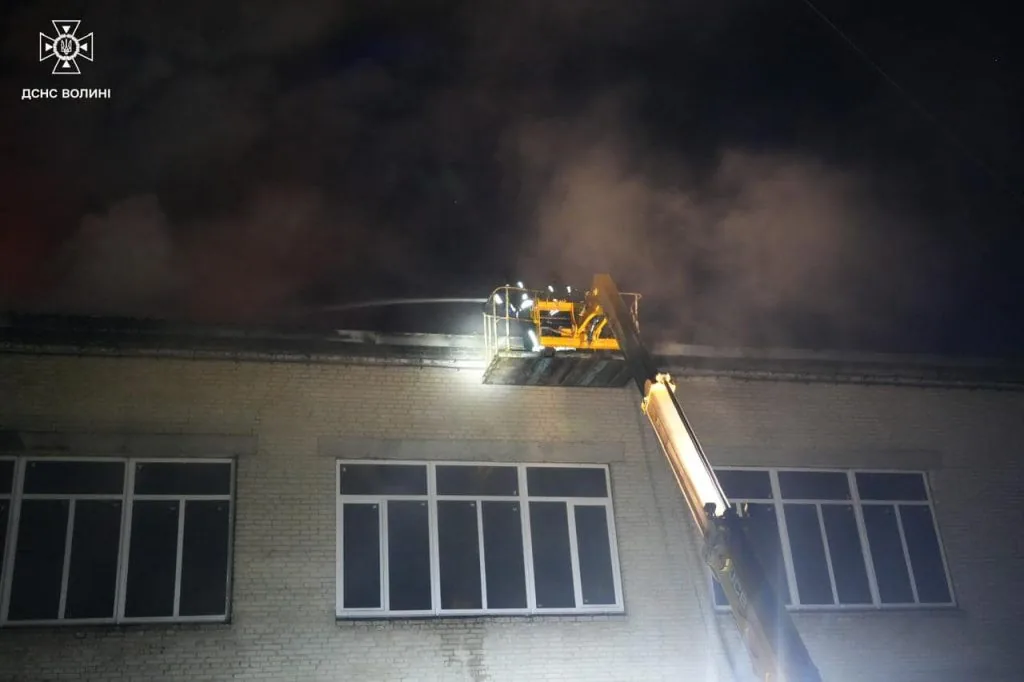 Рятувальники ДСНС Волині ліквідували пожежу, що виникла внаслідок ворожого обстрілу 10 вересня вночі.