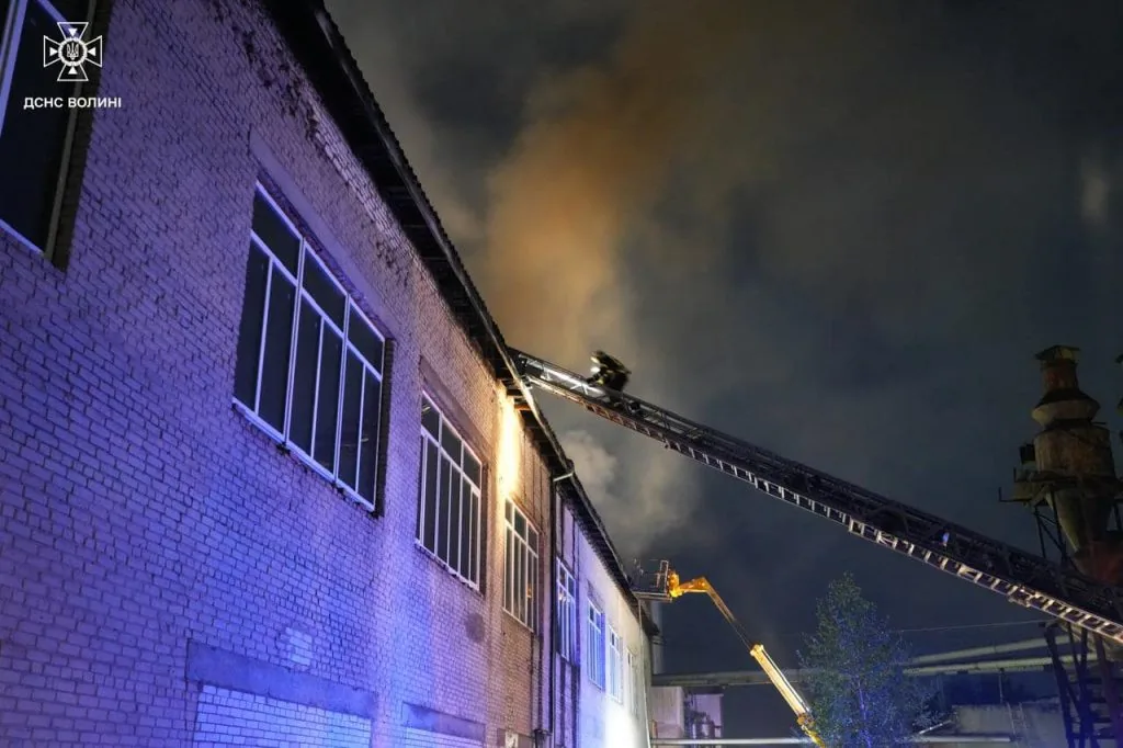 Рятувальники ДСНС Волині ліквідували пожежу, що виникла внаслідок ворожого обстрілу 10 вересня вночі.