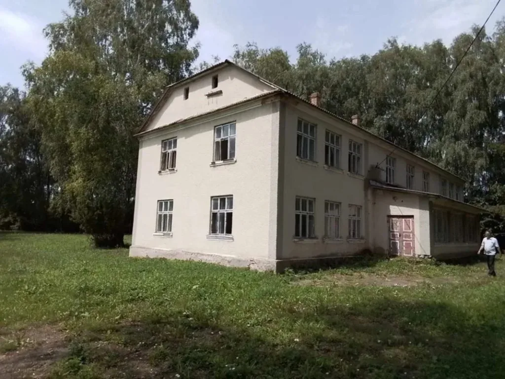 Берестечківська міська рада наприкінці 2024 року вирішила продати комунальне майно у селі Липа, зокрема колишню школу. Суд наклав арешт