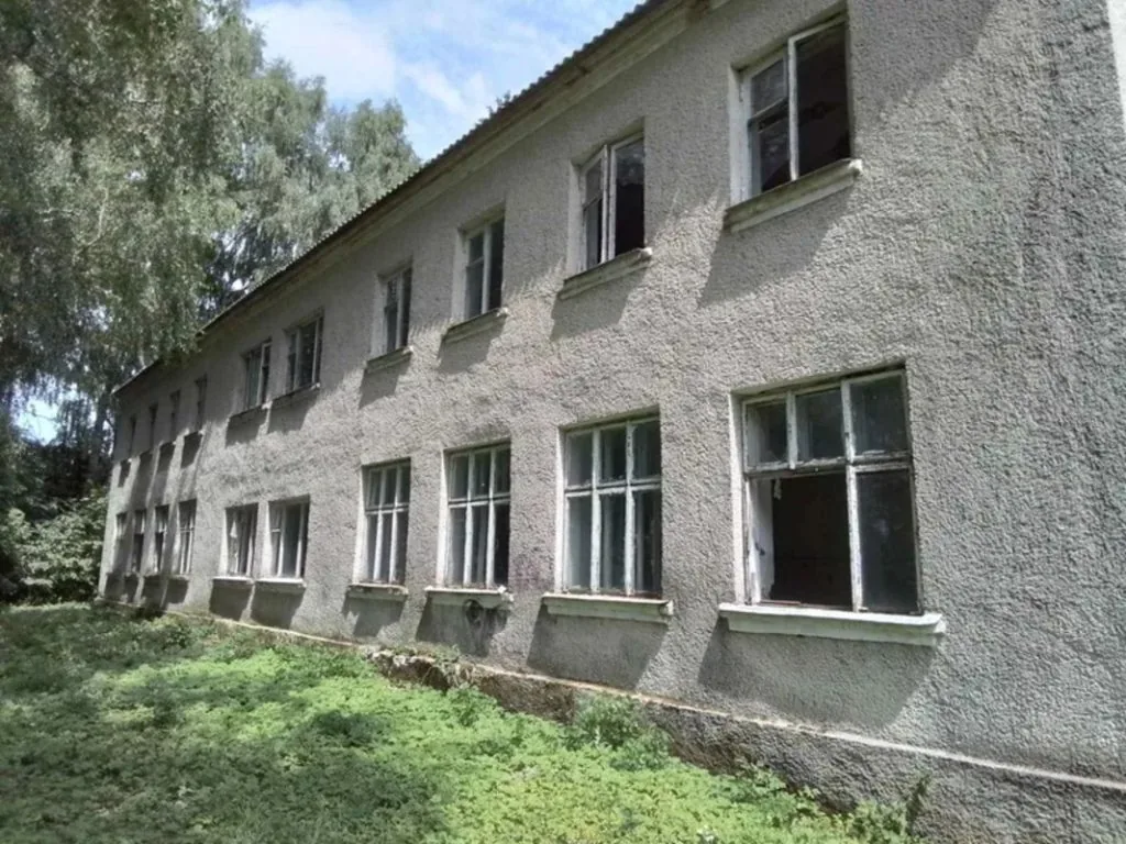 Берестечківська міська рада наприкінці 2024 року вирішила продати комунальне майно у селі Липа, зокрема колишню школу. Суд наклав арешт