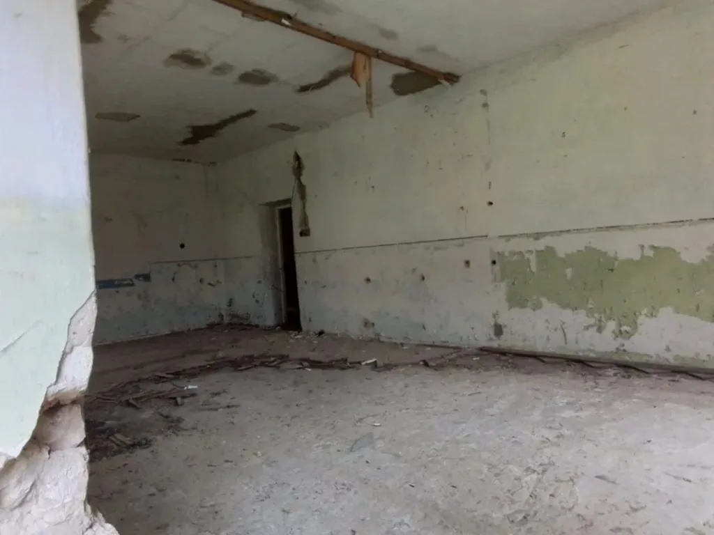 Берестечківська міська рада наприкінці 2024 року вирішила продати комунальне майно у селі Липа, зокрема колишню школу. Суд наклав арешт