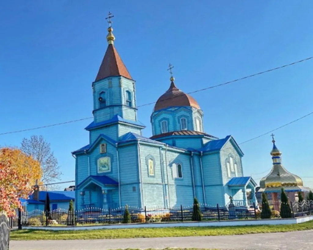 «Церква Різдва Богородиці» у селі Хворостів Джерело: decerkva.org.ua.