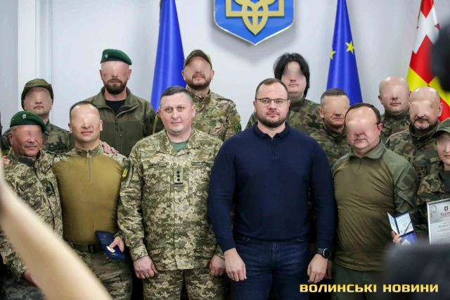 Олег Кивлюк з міським головою Ігорем Поліщуком під час вручення нагород інструкторам центру «Тернове Поле». Березень 2023 року.