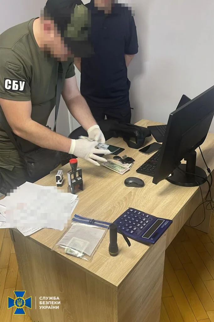 Митника Волинської митниці Ярослава Кувічку судили за хабар через підробку документів на авто на 500 доларів. Він має сплатити 68 тисяч грн штрафу