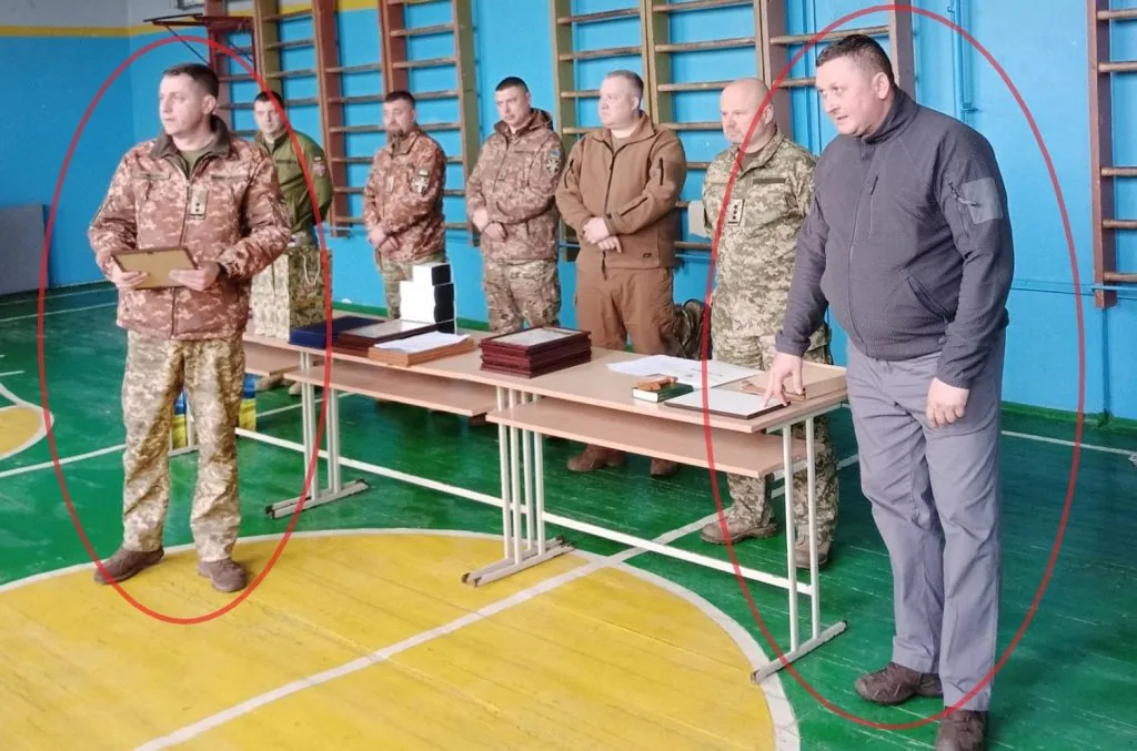 Олег Кивлюк (справа) та Віктор Зелінський (зліва) разом вручають нагороди.