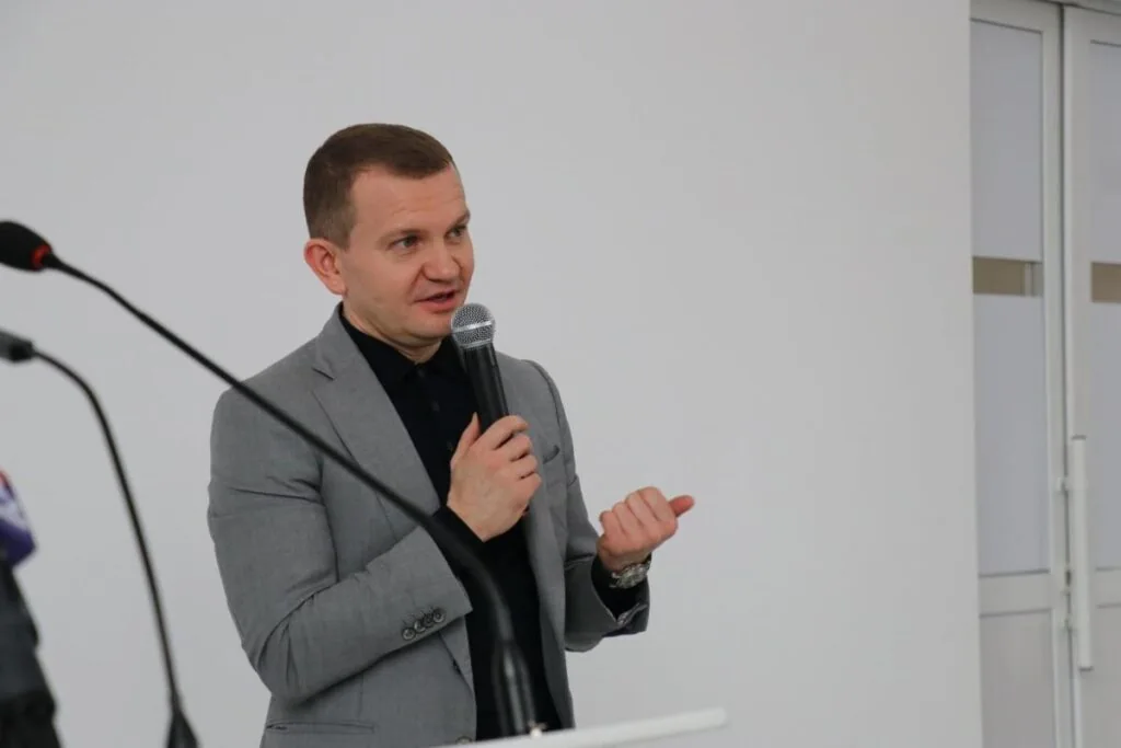 Замовником ЖК «Signature» вказане київське товариство з обмеженою відповідальністю «Експлуатаційна компанія «Сервіс»». Його співзасновником, згідно з даними аналітичної системи YouControl, є ТОВ «Континіум» з Луцька, яким керує генеральний директор однойменної групи компаній Олег Галущак.