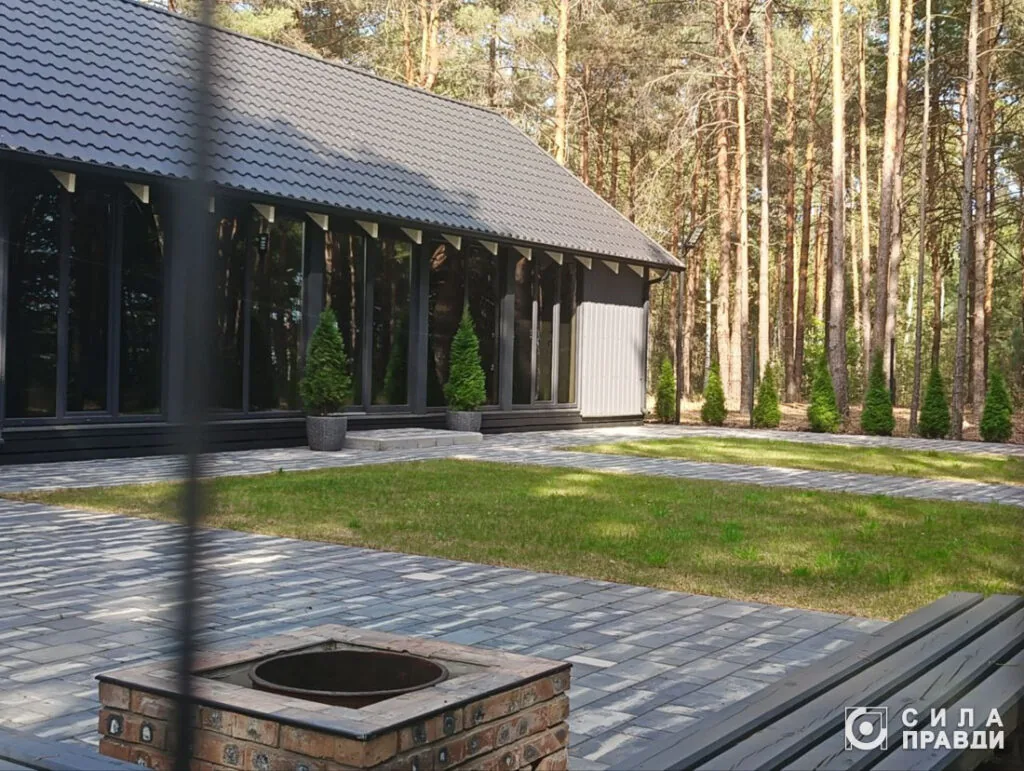 Біля будиночка встановили лавки