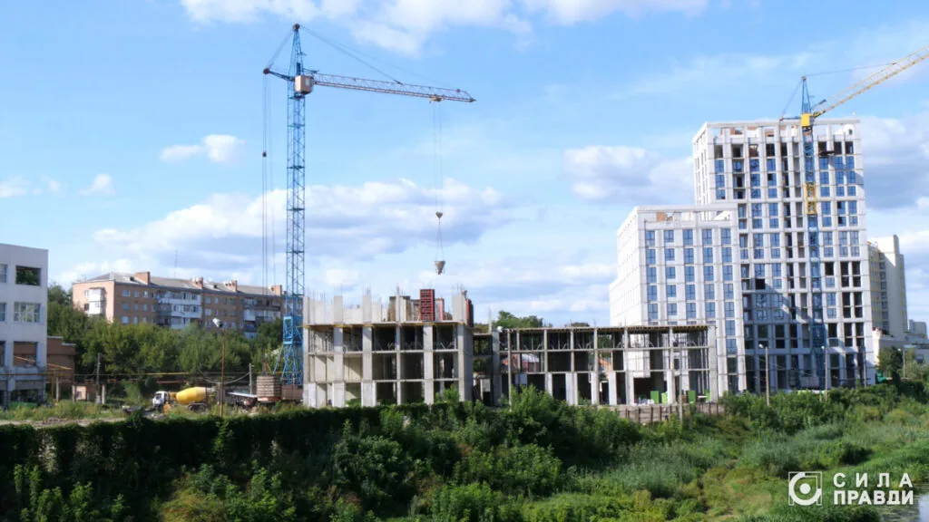 Житловий комплекс «Skywalker» на вулиці Ковельській у Луцьку. Зведення перших двох багатоповерхівок