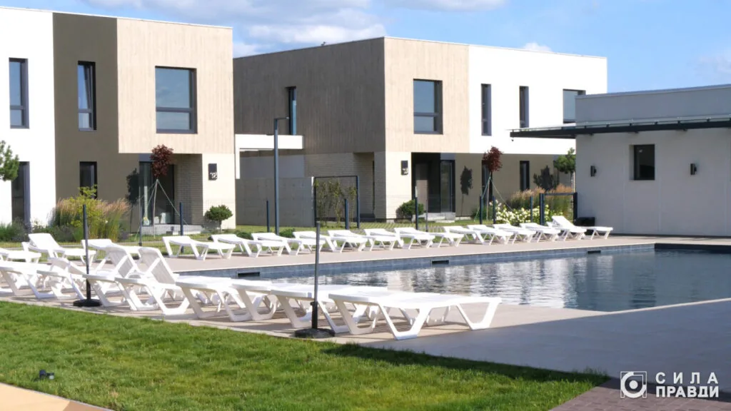 Басейн на території котеджного містечка «Оctava» у с. Липини