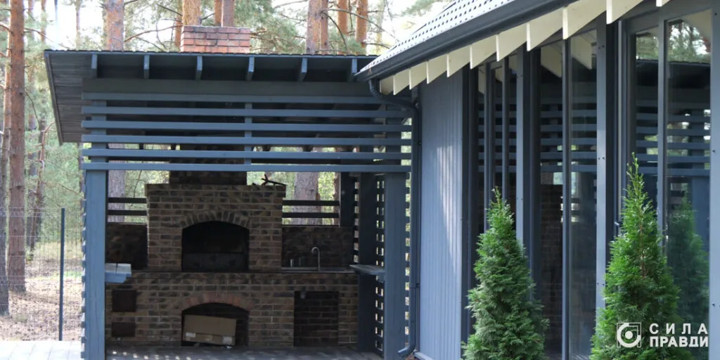 На подвір'ї мурована піч