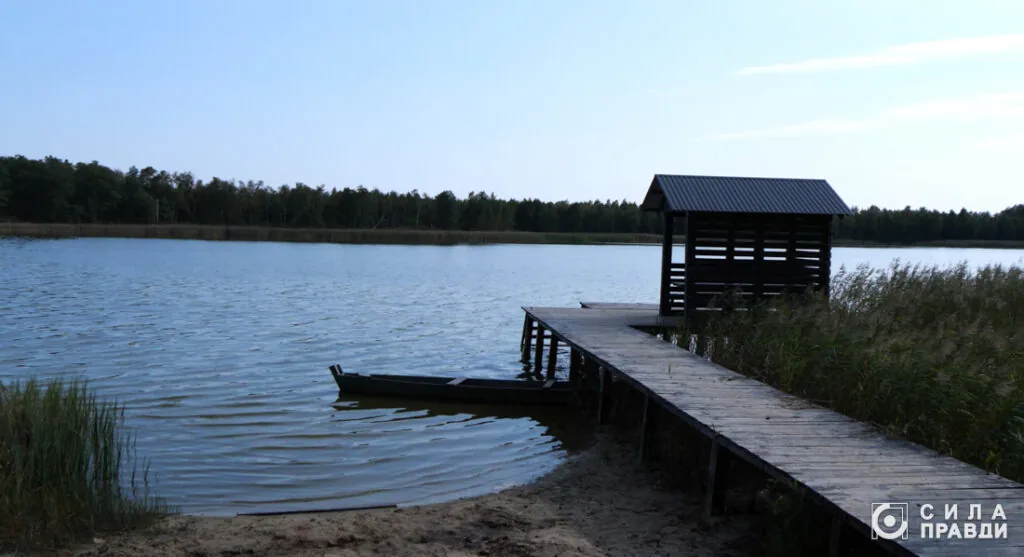Озеро Червище, на березі якого збудували хатинку