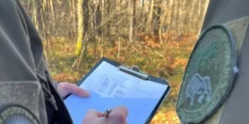 Інспектори Державної екологічної інспекції у Волинській області разом із фахівцями Ківерцівський національний природний парк "Цуманська пуща" зафіксовано факт незаконної рубки у кварталі 1, поблизу села Омельне Луцького району