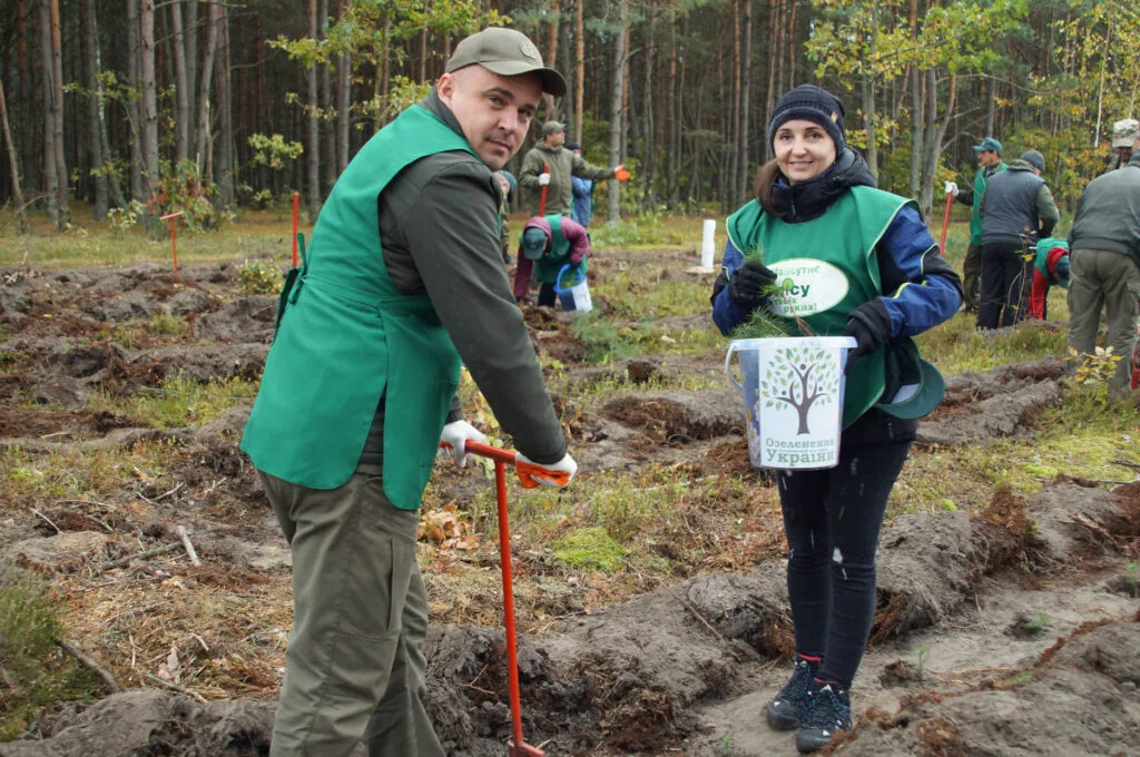Іван Туревич і Оксана Баран садять дерева