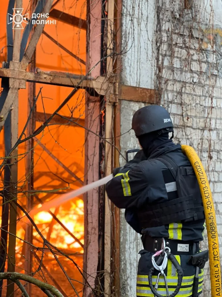 ДСНС Волині ліквідовує пожежі після обстрілу росіянами Луцька 6 грудня. Є влучання шахедів в цивільні об’єкти
