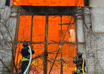 ДСНС Волині ліквідовує пожежі після обстрілу росіянами Луцька 6 грудня. Є влучання шахедів в цивільні об’єкти