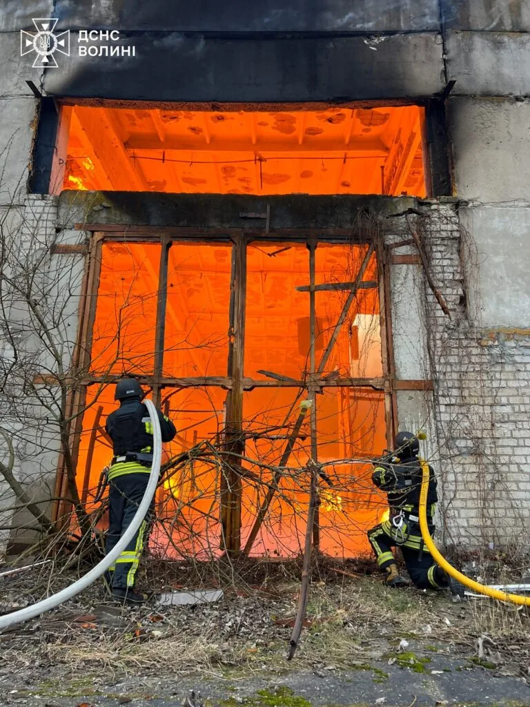 ДСНС Волині ліквідовує пожежі після обстрілу росіянами Луцька 6 грудня. Є влучання шахедів в цивільні об’єкти