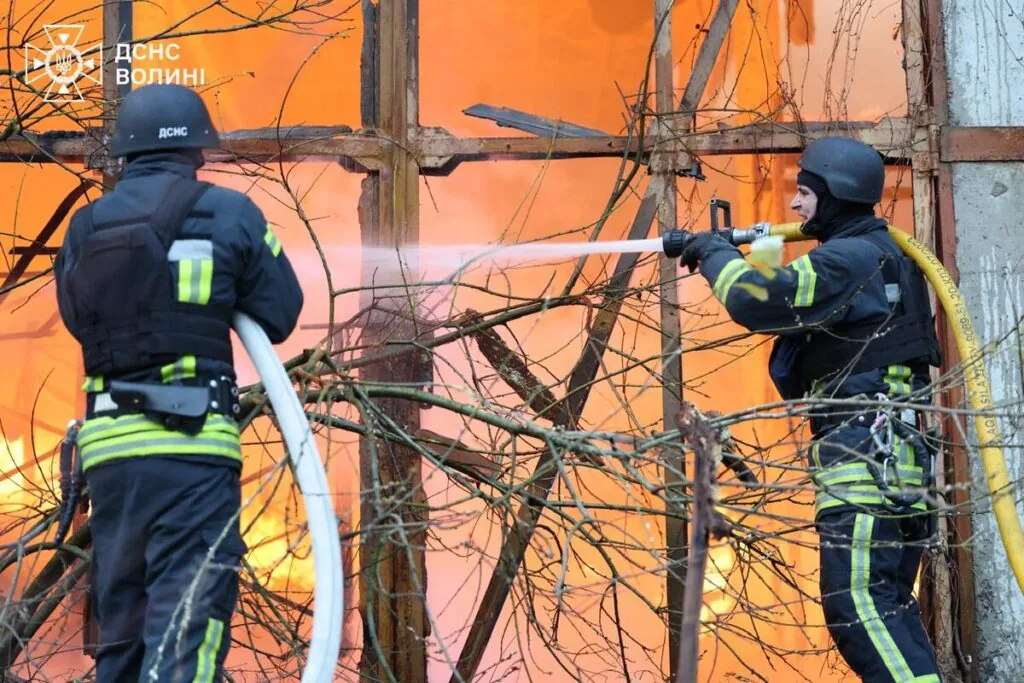 ДСНС Волині ліквідовує пожежі після обстрілу росіянами Луцька 6 грудня. Є влучання шахедів в цивільні об’єкти