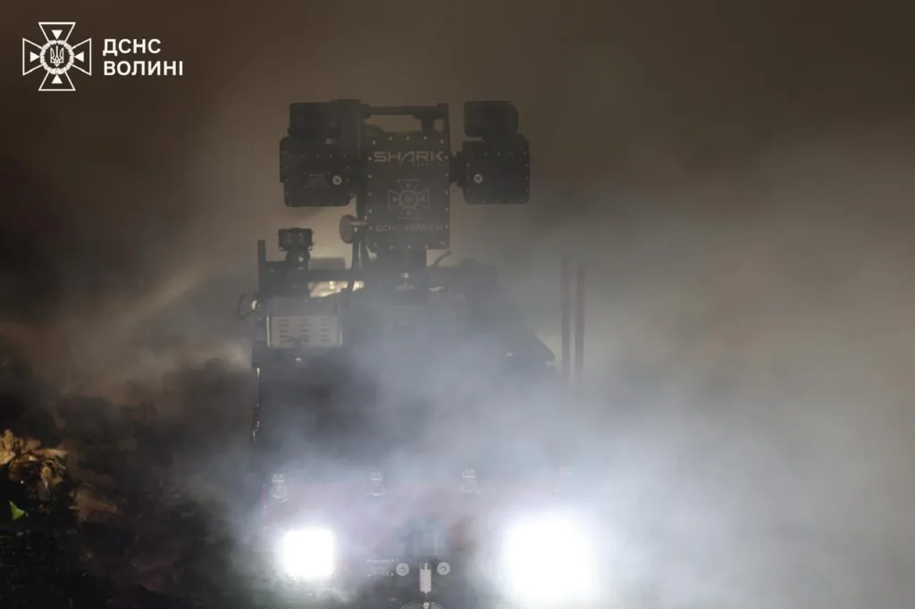 ДСНС Волині ліквідовує пожежі після обстрілу росіянами Луцька 6 грудня. Є влучання шахедів в цивільні об’єкти