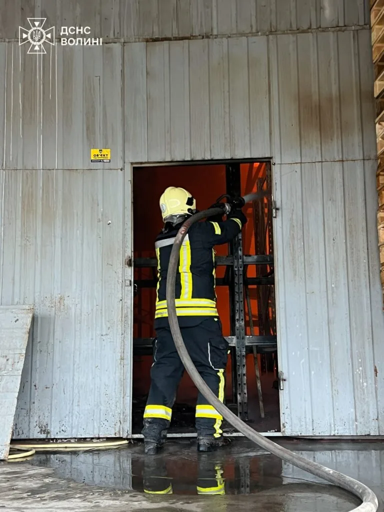 ДСНС Волині ліквідовує пожежі після обстрілу росіянами Луцька 6 грудня. Є влучання шахедів в цивільні об’єкти