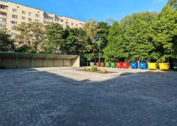 Майданчик для контейнерів з роздільними відходами в Луцьку