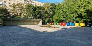 Майданчик для контейнерів з роздільними відходами в Луцьку