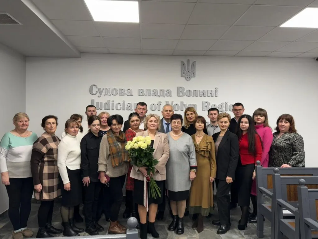Суддю Світлану Поліщук проводжали на пенсію. у Ківерцівському районному суді Волинської області 19 грудня 2025 року відбулась урочиста нарада за участі запрошених почесних гостей. Судді та працівники апарату Ківерцівського районного суду Волинської області, голова Волинського апеляційного суду Василь ПОДОЛЮК, голова територіального управління Державної судової адміністрації України в Волинській області Наталія КОЦИРІЙ, суддя Волинського апеляційного суду Алла КАРПУК