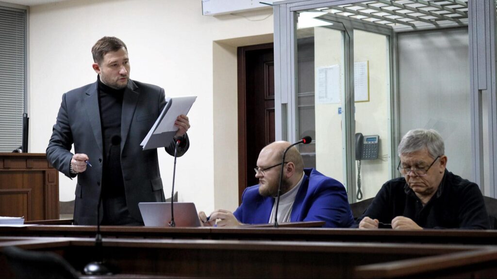 Адвокати депутата Волинської обласної ради Анатолія Вітіва (праворуч на фото) Костянтин Глоба (ліворуч, стоїть) і Василій Вінниченко (по центру). Фото з Facebook-сторінки Костянтина Глоби