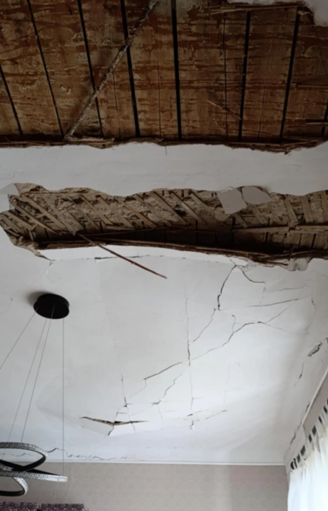 Будинок на вулиці Стрілецькій, що зазнав пошкоджень унаслідок обстрілів РФ. Це вигляд стелі в одній з квартир.