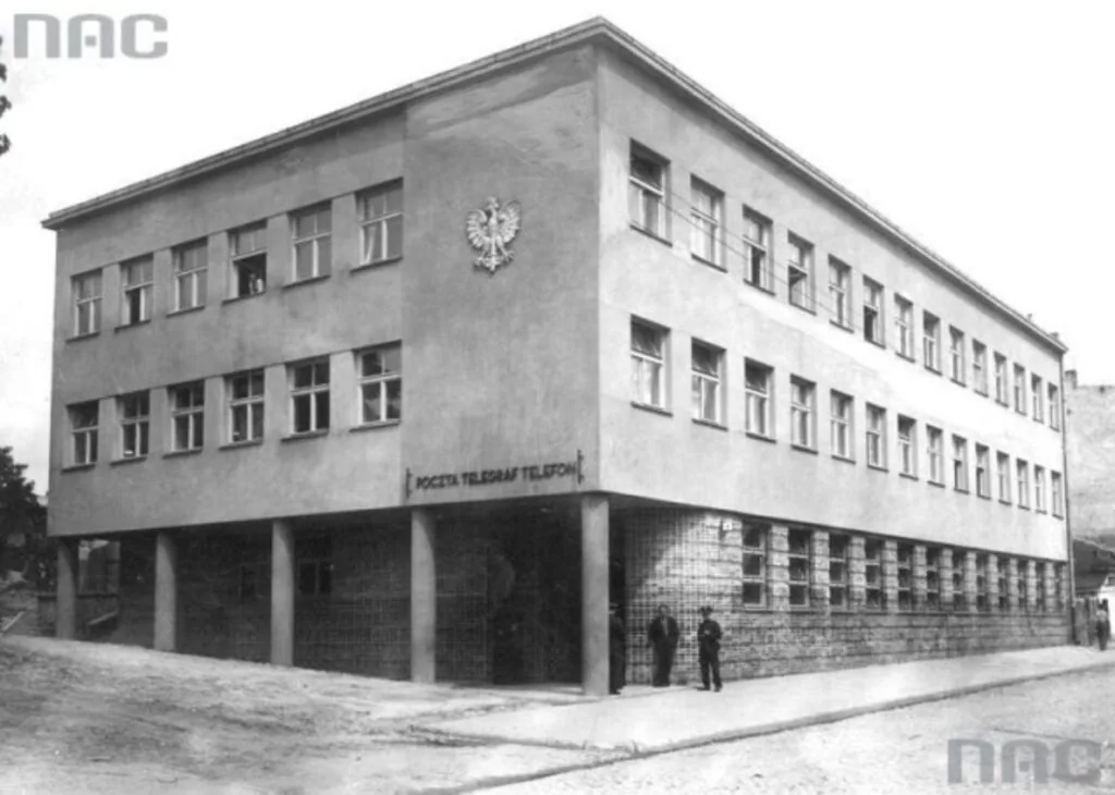Пошта у 1930-х. Фото з Національного цифрового архіву Польщі. – У 2026-му Укрпошта здала частину приміщення в оренду.