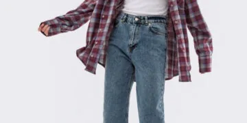 Жінка одягнена у сині класичні baggy джинси