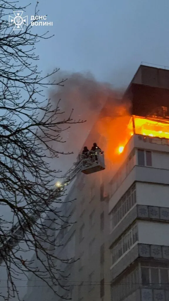 1 квітня через падіння уламків БПЛА горів горішній поверх багатоповерхівки в Луцьку. Джерело: facebook.com/DSNS.GOV.UA