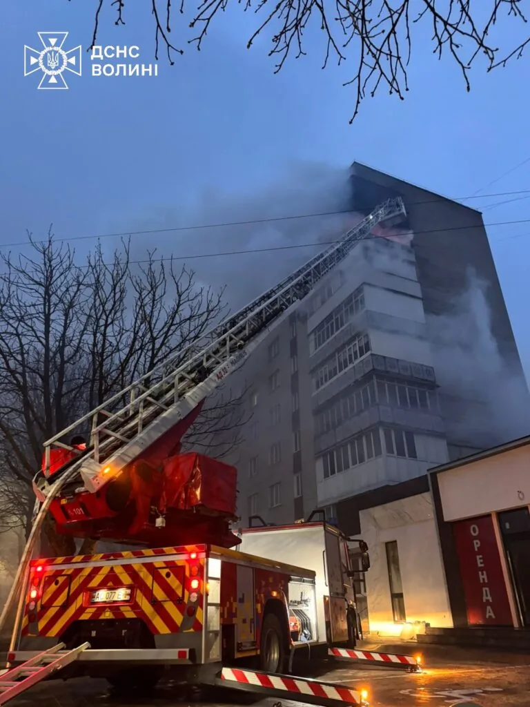 1 квітня через падіння уламків БПЛА горів горішній поверх багатоповерхівки в Луцьку. Джерело: facebook.com/DSNS.GOV.UA