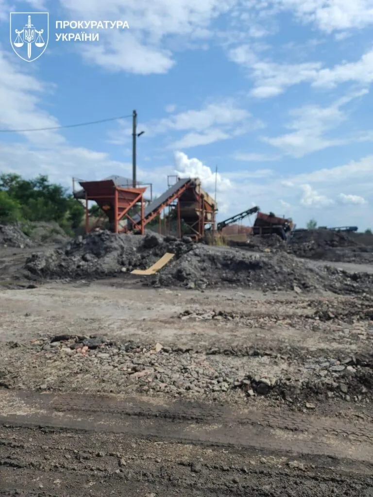 Директора товариства з обмеженою відповідальністю «Екоенергоресурси» Костянтина Нікішкіна підозрюють у незаконному видобуванні і вивезенні понад 100 тисяч тонн корисних копалин