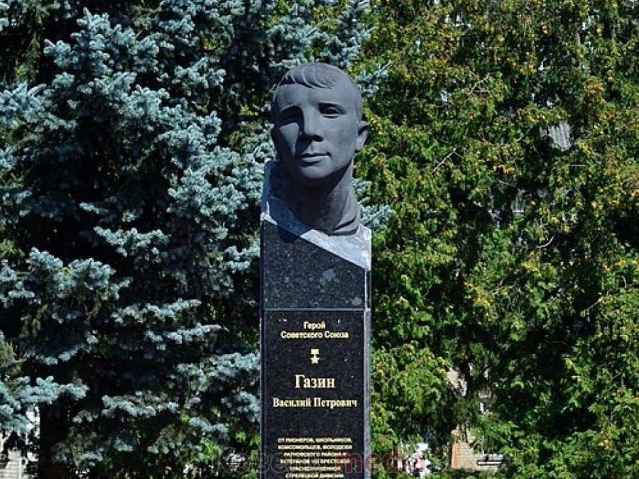 Пам’ятник Герою Радянського Союзу В. П. Газіну в Ратному Ковельського району. Джерело: Вікіпедія.