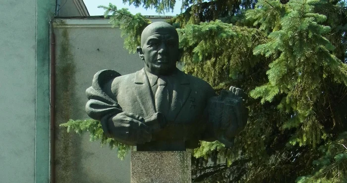 Пам'ятник Герою Соціалістичної праці Панасюку О. С. у селі Бобли Ковельського району. Джерело: Вікіпедія.